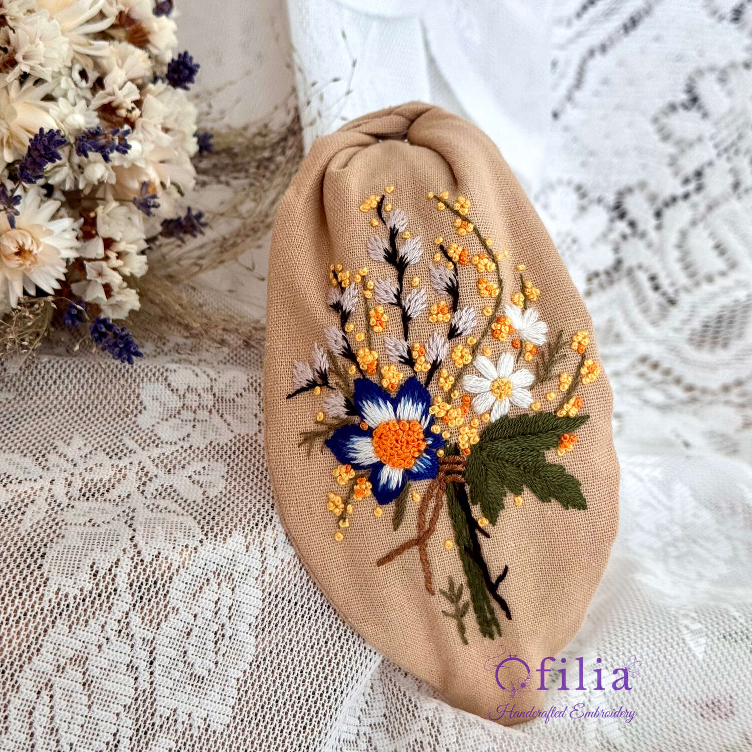 Käsinkirjailtu Sinivuokko ja päivänkakkara turbaanipanta – Ofilia Handmade